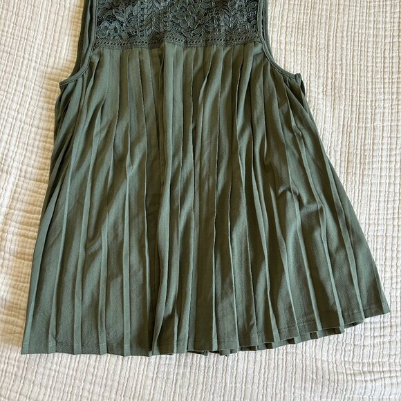 Green Pleated Sleeveless Top - Picture 2 of 2